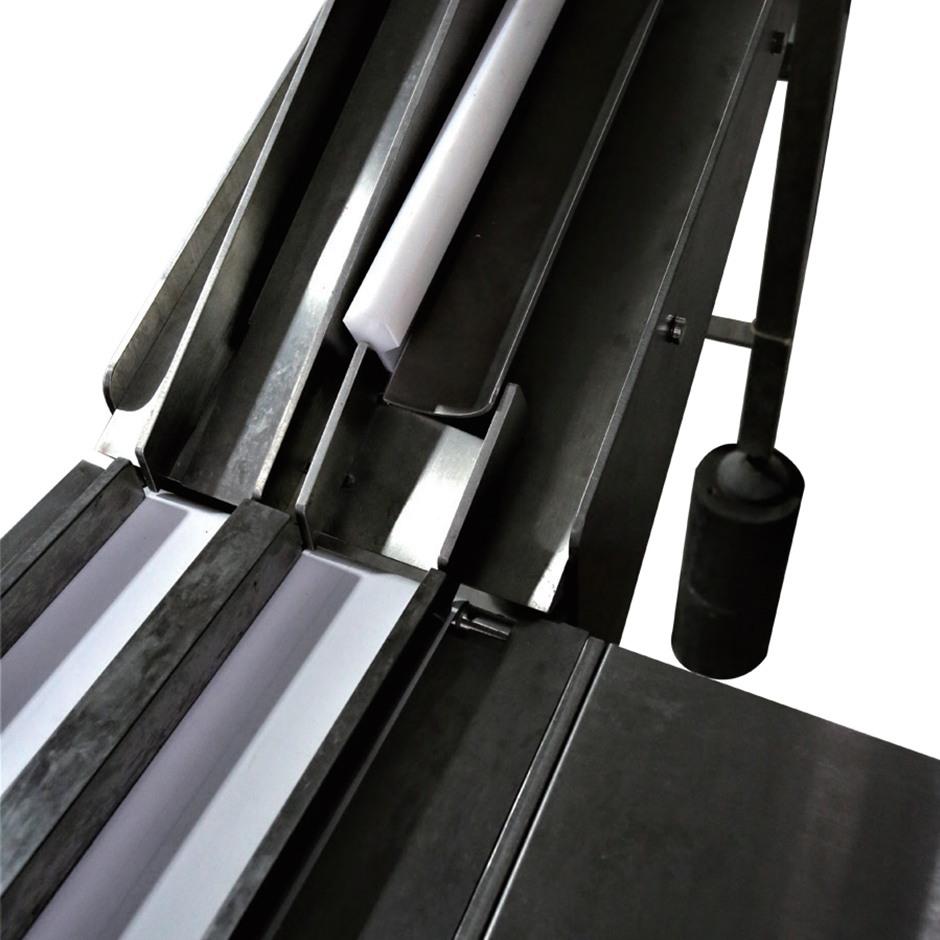 Smart belt feeding system