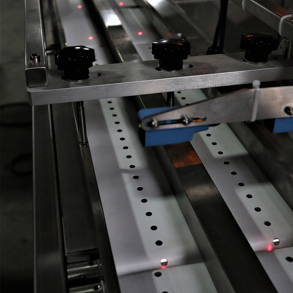 Smart belt feeding system